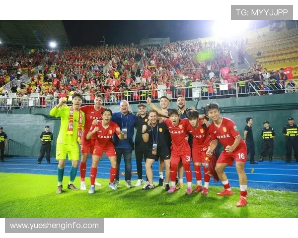 在第一视角中揭秘足球明星的真实身份与精彩瞬间